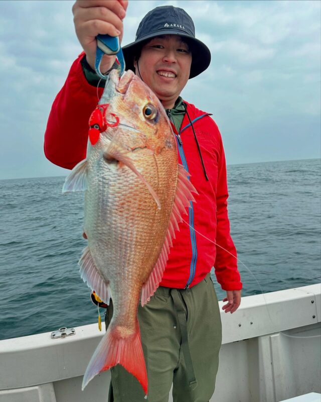2025年4月19日（土）
出船8時-16時
水深95m-140m 小潮
出船人数7名
チャーター貸切・ディープタイラバ便

本日はチャーター貸切ありがとうございます！全員初心者コース7名フルレンタルでディープタイラバに挑戦🔥

県南方面のディープゾーンに…初心者にはちょっと深過ぎて難しい釣りになったと思います😅
底潮が早くて着底が分からないと苦情がw
その中でも朝イチは沖メバルゾーンに入って連発スタート！
その後も1流し目でダブルヒットでマダイ釣れてくれました👏
今日は終始底が取りにくい難しい1日でしたが、追加のマダイも頑張って釣っていただきました🙆‍♂️
その他の釣果はレンコダイでした。

本日はRDR号ご乗船いただきありがとうございました😊
ラインのお祭りも多発して釣り難い中でしたが、船酔い者も出ず終日マキマキお疲れ様でした。今日は薄着で寒そうでしたので、次回は防寒機は持参でお待ちしてます😂

#酒田遊漁船rdr 
#ディープタイラバ便
#タイラバ
#マダイ
#桜鯛
#チャーター貸切
#チャーター
#お客様に感謝