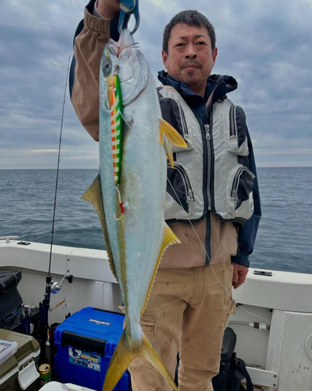 2025年5月6日（火）
出船5時半-15時半
水深40m-80m 小潮
出船人数7名
飛島ジギング便

本日はゴールデンウィーク最終日！
飛島ジギング便にてウキウキワクワクと大きな希望を抱いて出船🔥

1時間半のクルージングを経て飛島現着！
魚探の反応はバリバリ🤩青物の反応でしたが1流し目のスタートはマゾイから😆その後はクロソイ追加からヒラマサ降臨w
今日はいつ時合いが来るかとシャくり倒していただきましたが、残念ながらヒラマサ、青物も火を吹く事はなくフェードアウト😭
マハタ、マゾイ、クロソイ、カサゴ、メバルなどの根物は釣れましたが、終始厳しい1日となりました🙇‍♂️
資源保護のリリースもありがとうございました🙏

本日はRDR号ご乗船いただきありがとうございました😊
皆さん前向きで案内終わってから、すぐにリベンジします！と予約もいただき感謝感激です😭
写真少なかったですが、新しい根魚マスター誕生か？次回も楽しみにしてます🤩

#酒田遊漁船RDR
#RDR
#飛島ジギング
#ジギング
#ヒラマサ
#マハタ
#お客様に感謝